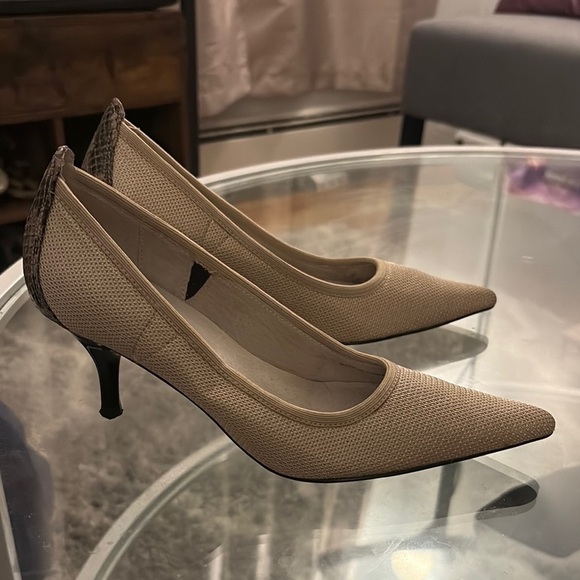 Tahari Cream Heels with Pointed Toe and Textured Finish - Picture 6 of 15